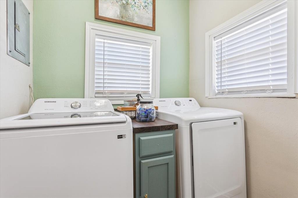 102 Brookshire Street Riesel, TX 76682 - Photo 19 of 24 a utility room with dryer and washer