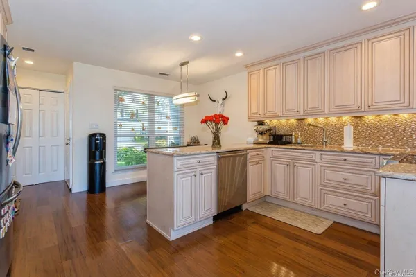 $5,750 | 100 Baker Court, Unit 118, Island Park, NY 11558