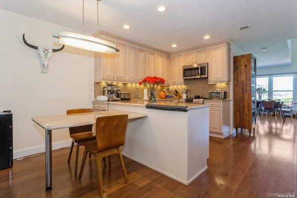 $5,750 | 100 Baker Court, Unit 118, Island Park, NY 11558