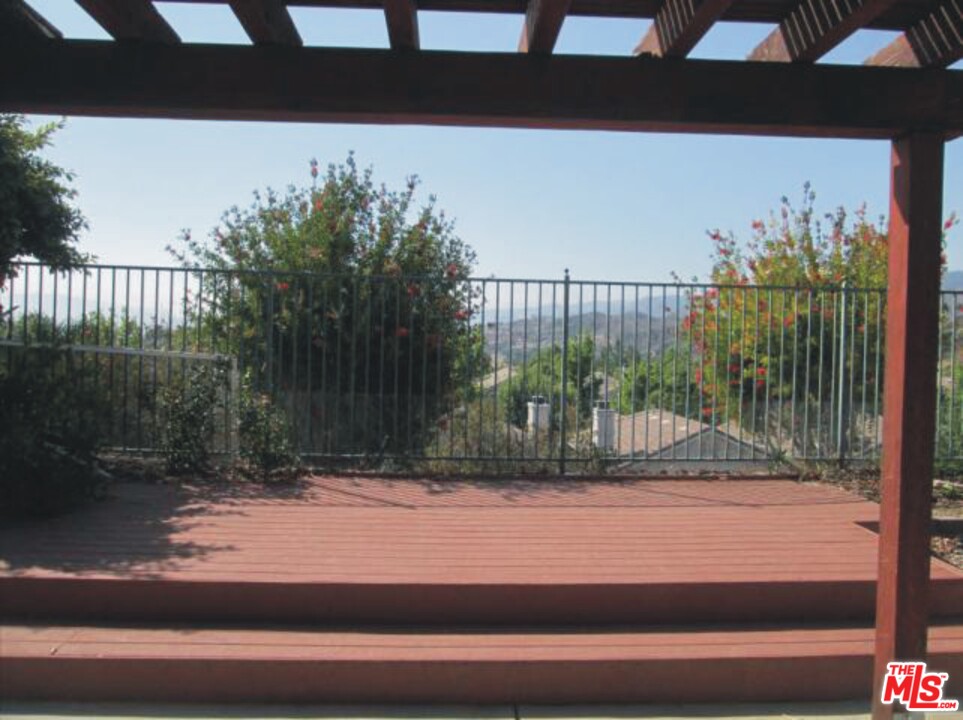 25712 Wordsworth Lane Stevenson Ranch, CA 91381 - Photo 3 of 15 Gallery Image 3