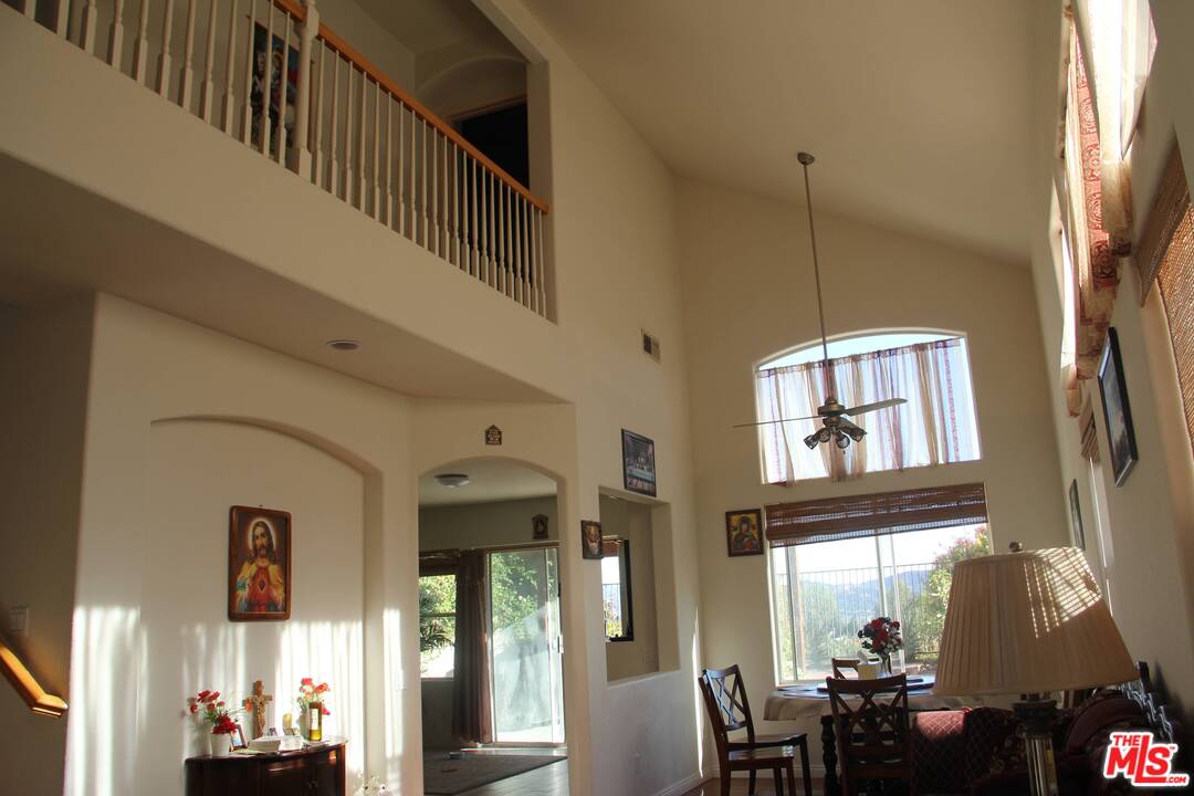 25712 Wordsworth Lane Stevenson Ranch, CA 91381 - Photo 5 of 15 Gallery Image 5