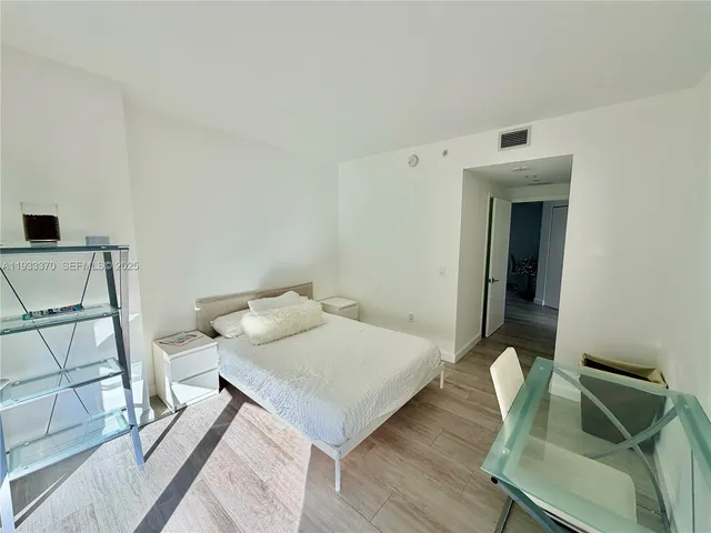 $6,100 | 45 Southwest 9th Street, Unit 2606, Miami, FL 33130