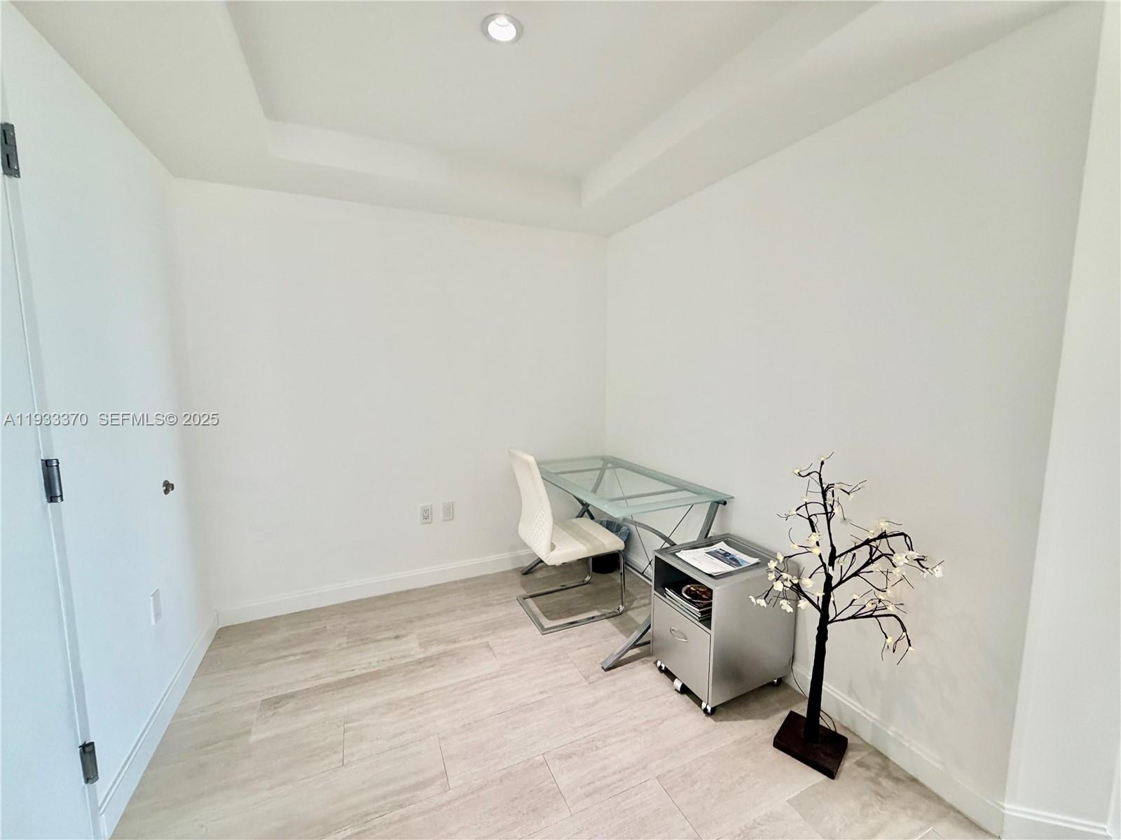 45 Southwest 9th Street, Unit 2606 Miami, FL 33130 - Photo 9 of 20 a view of a room with gym equipment