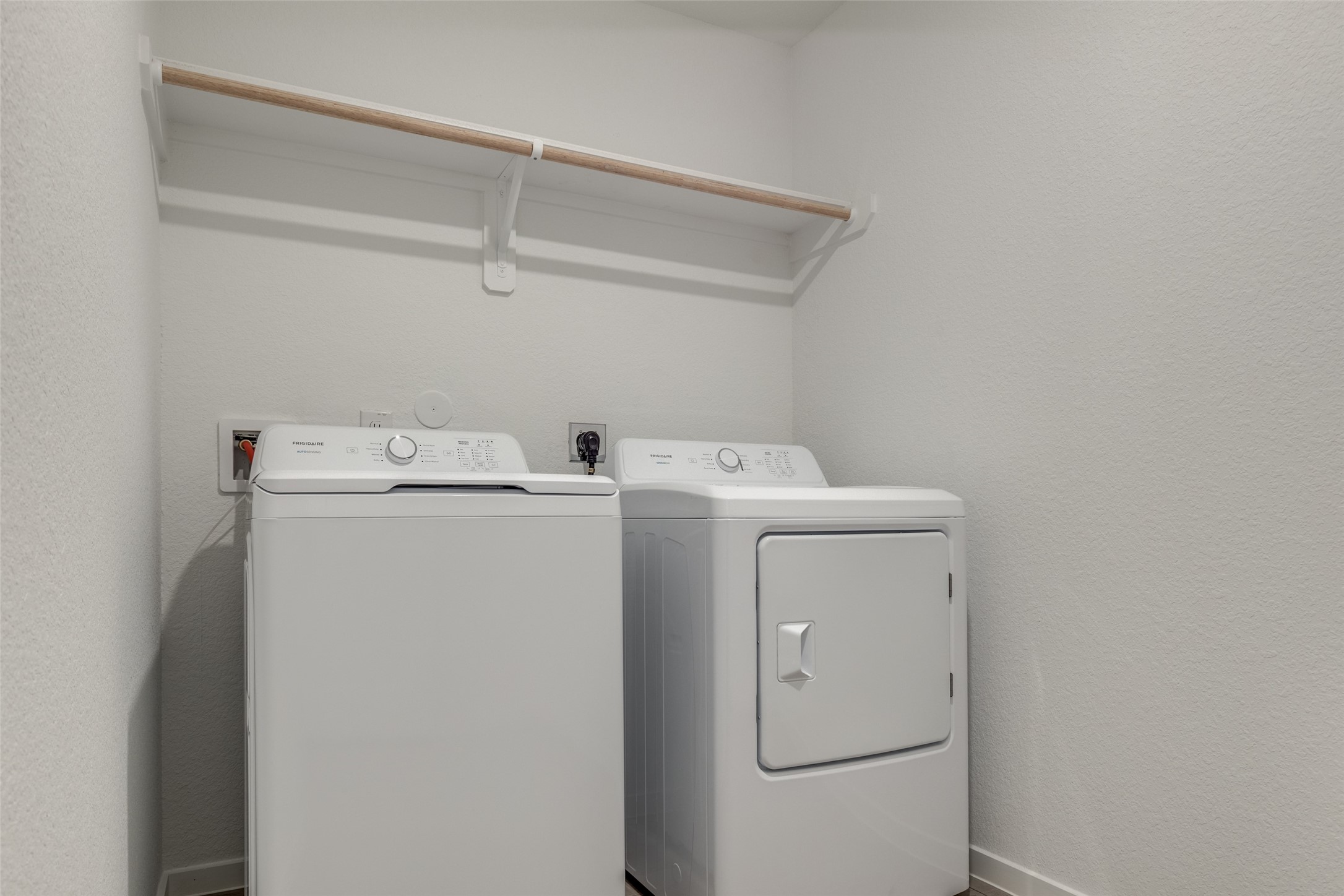 1528 Sunset Ridge Drive Conroe, TX 77303 - Photo 12 of 22 Washer and dryer is conveniently located on the first floor, and offers lots of additional storage space.