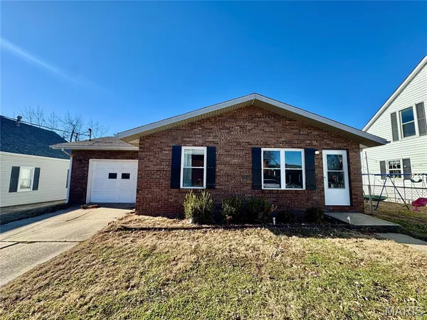 $1,895 | 205 South Donk Avenue, Maryville, IL 62062