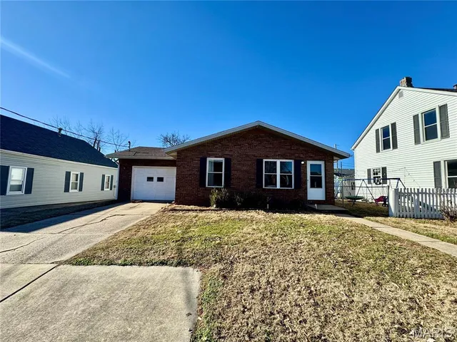$1,895 | 205 South Donk Avenue, Maryville, IL 62062