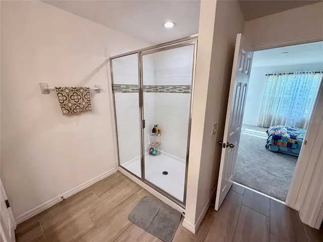 a en suite bathroom with a double vanity sink and a mirror