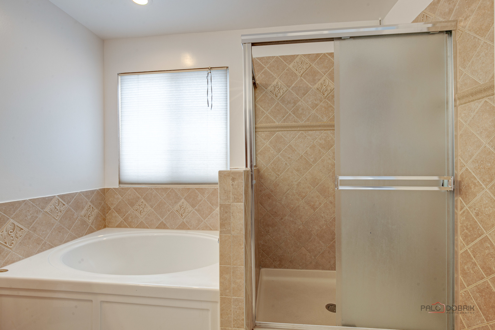 578 North Overlook Trail Round Lake, IL 60073 - Photo 27 of 42 a bathroom with a bathtub and a shower