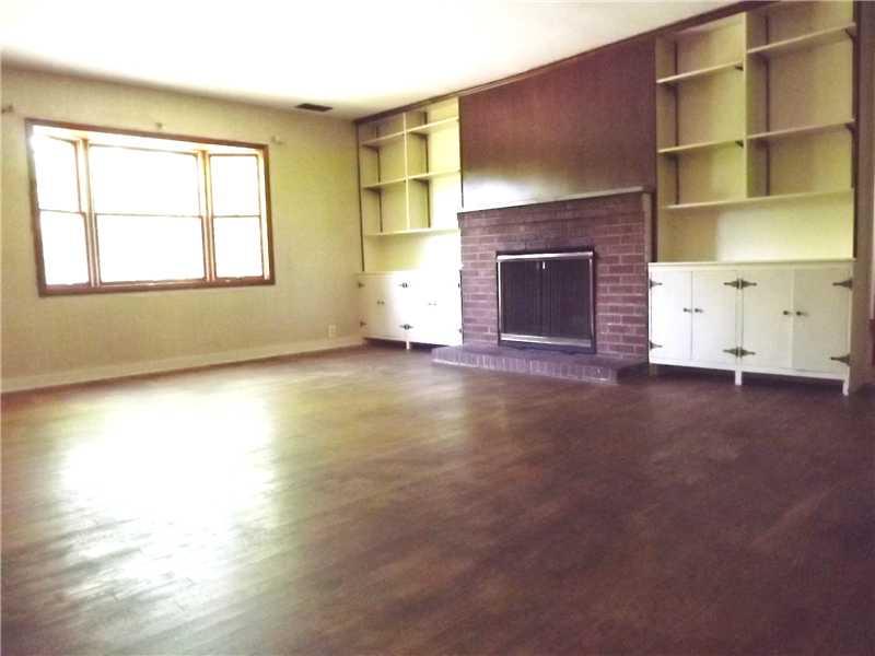 960 Chapel Road Monaca, PA 15061 - Photo 2 of 7 Living Room.