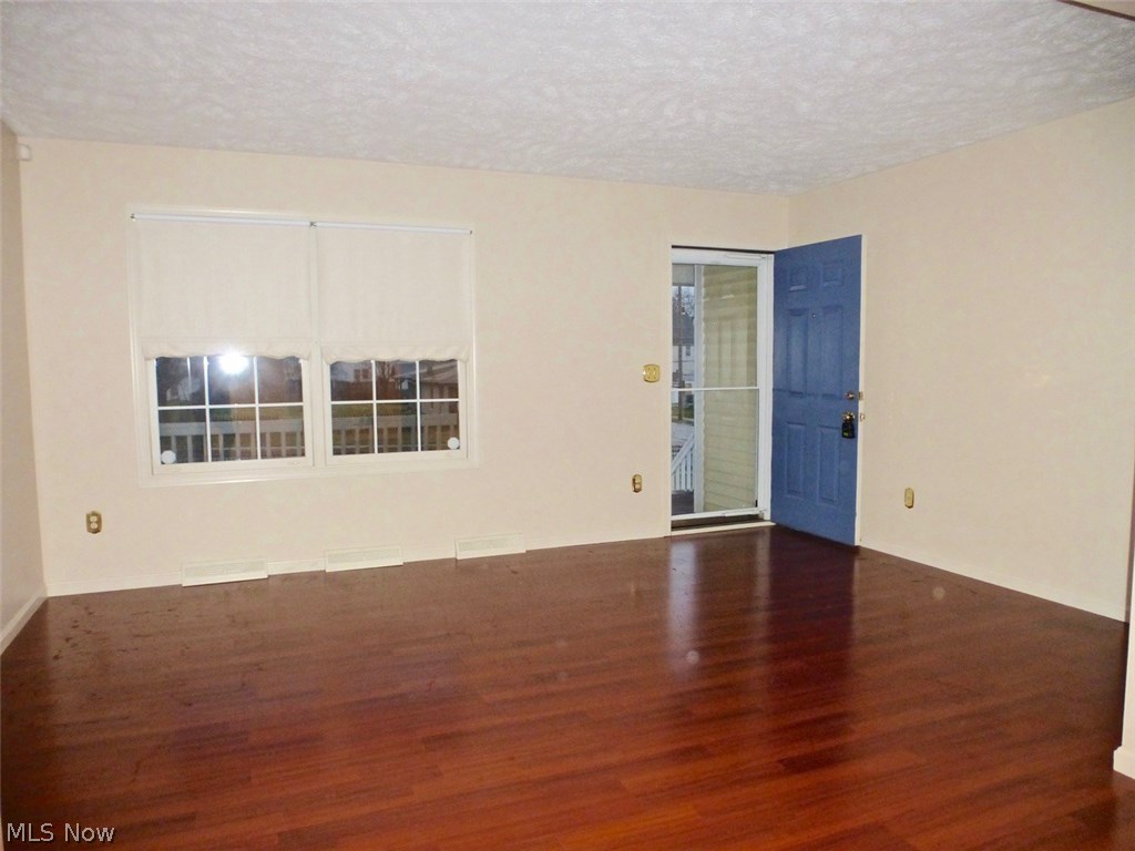 4394 Sexton Road Cleveland, OH 44105 - Photo 4 of 24 Living room