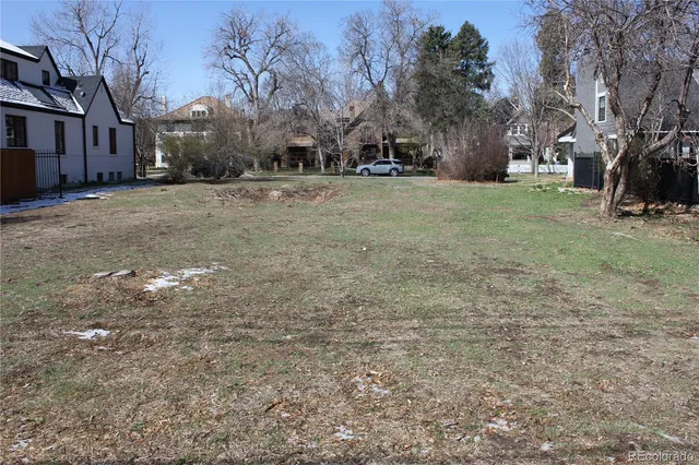 a view of a yard with a house