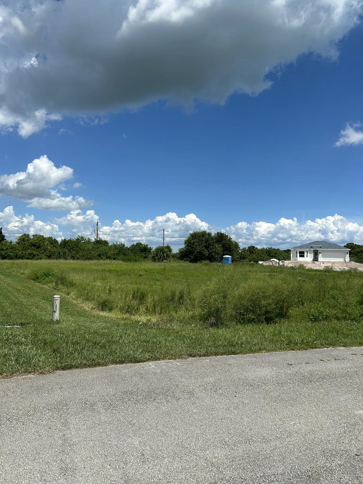 694 Southwest 86th Terrace Okeechobee, FL 34974 - Photo 2 of 2 a view of a green field