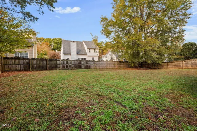 a view of a house with backyard