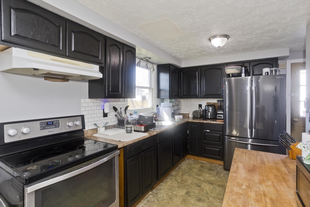 65 Hyde Avenue Springfield, MA 01107 - Photo 4 of 26