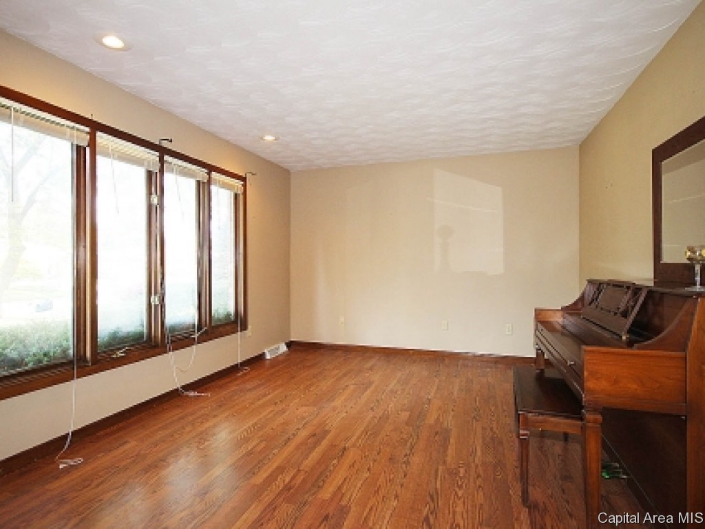 2504 Delaware Drive Springfield, IL 62702 - Photo 9 of 20 Gallery Image 9