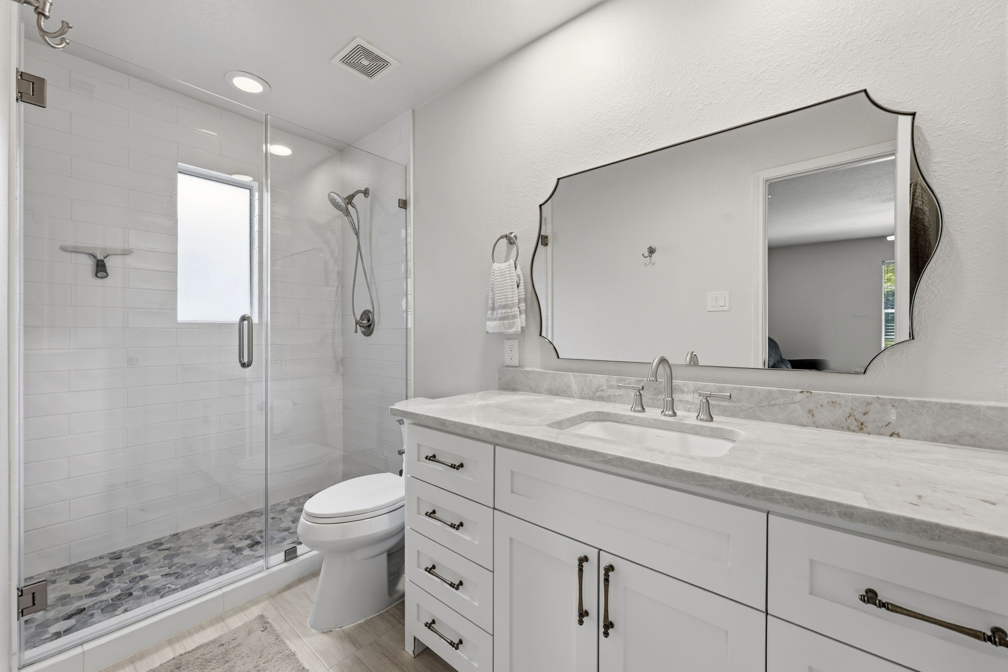 6 North Flickering Sun Circle Spring, TX 77382 - Photo 26 of 33 Remodeled secondary bathroom complete with Taj Mahal granite!