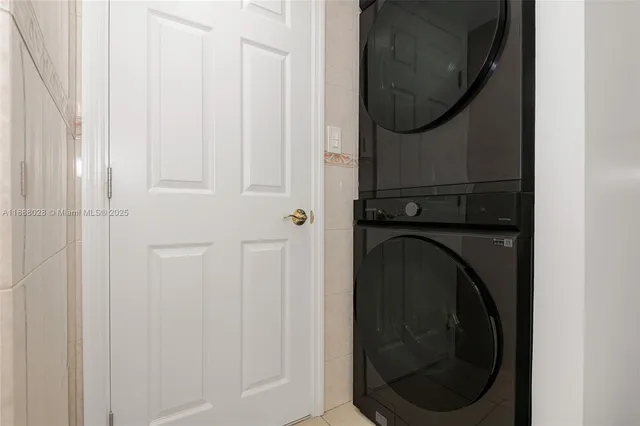 a close up view of a washer and dryer