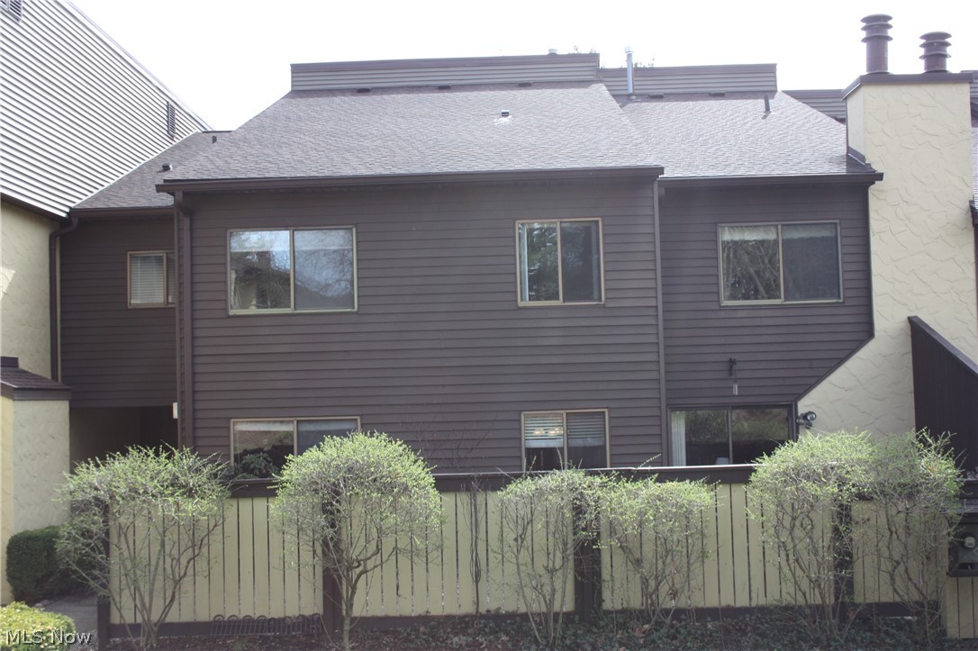 649 Hampton Ridge Drive Akron, OH 44313 - Photo 1 of 18 This unit faces the back looking out on green space. A private courtyard is surrouned by fence and accessed through the Family room.