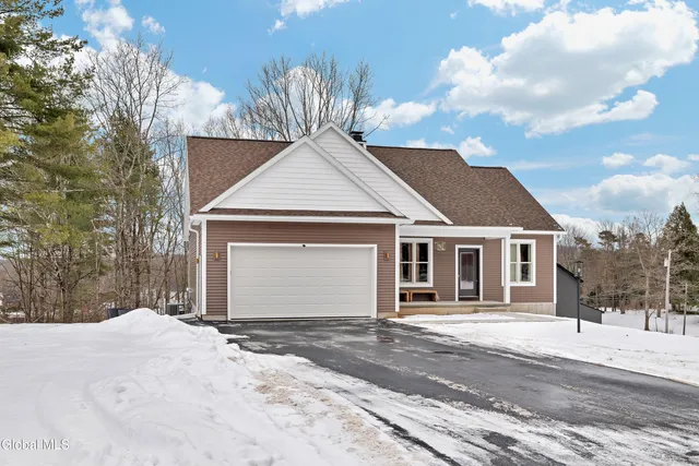 $775,000 | 27 Woodland Hl Road, North Greenbush, NY 12198