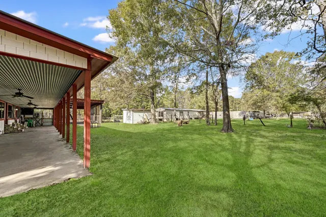 a view of a backyard