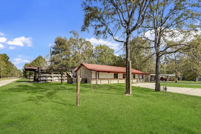 a view of a house with a backyard