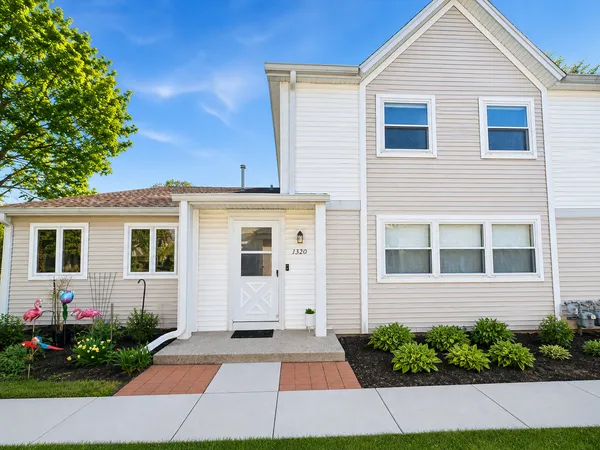 $2,299 | 1320 Inverrary Lane, Unit 1320, Deerfield, IL 60015