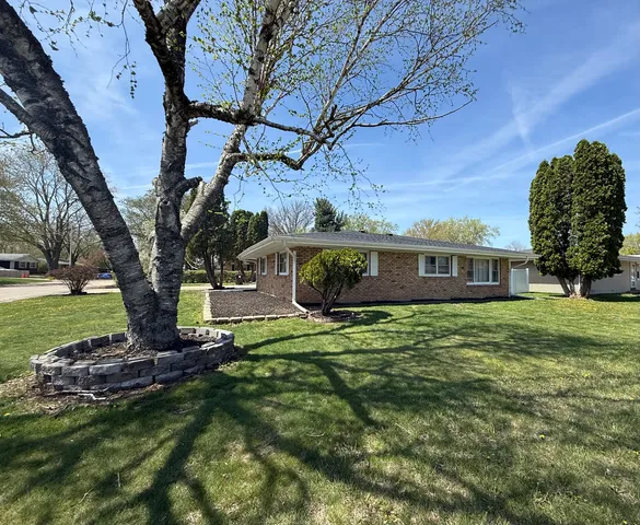 a view of a house with a yard