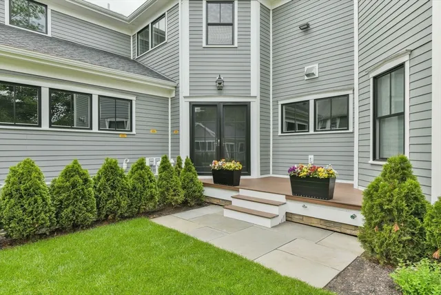 a view of a house with backyard and garden