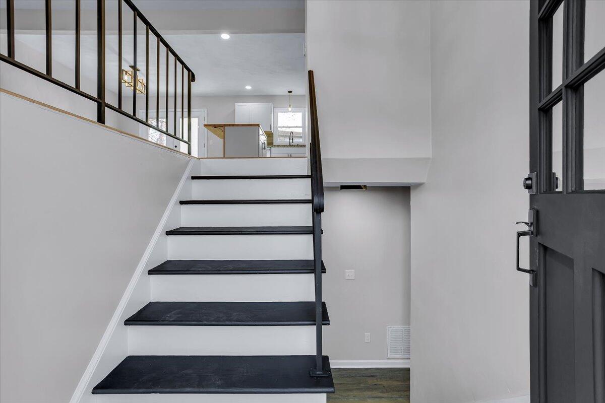 6540 Forest View Road Roanoke, VA 24018 - Photo 3 of 44 Inviting Foyer
