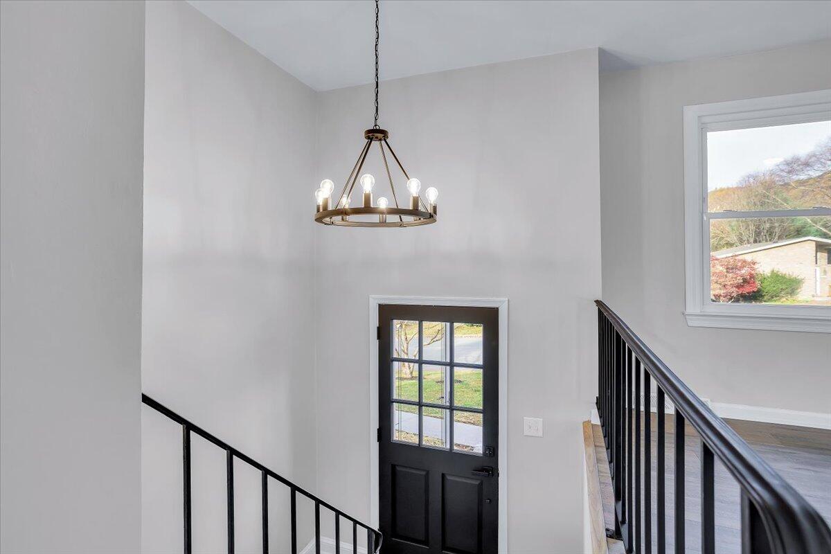 6540 Forest View Road Roanoke, VA 24018 - Photo 4 of 44 Foyer