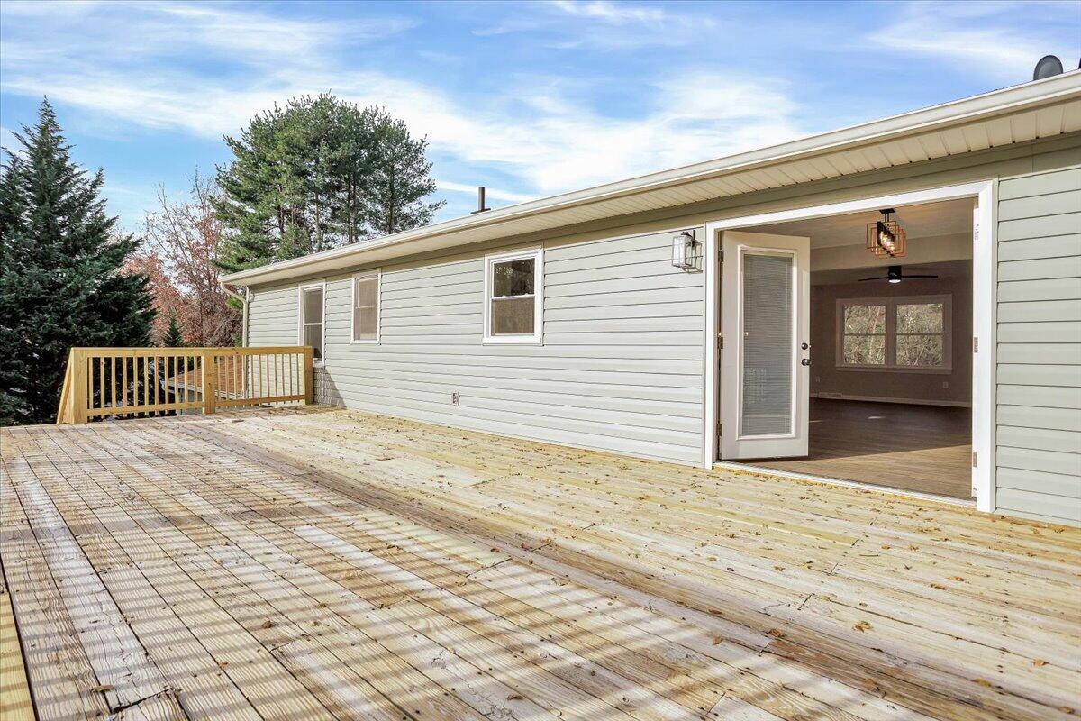 6540 Forest View Road Roanoke, VA 24018 - Photo 10 of 44 Spacious deck