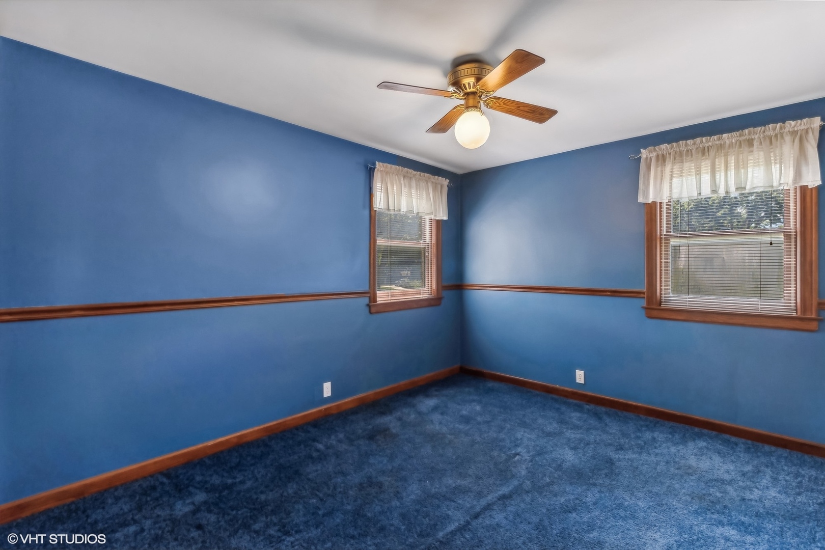 405 North Pine Street Mount Prospect, IL 60056 - Photo 11 of 22 an empty room with a window and ceiling fan