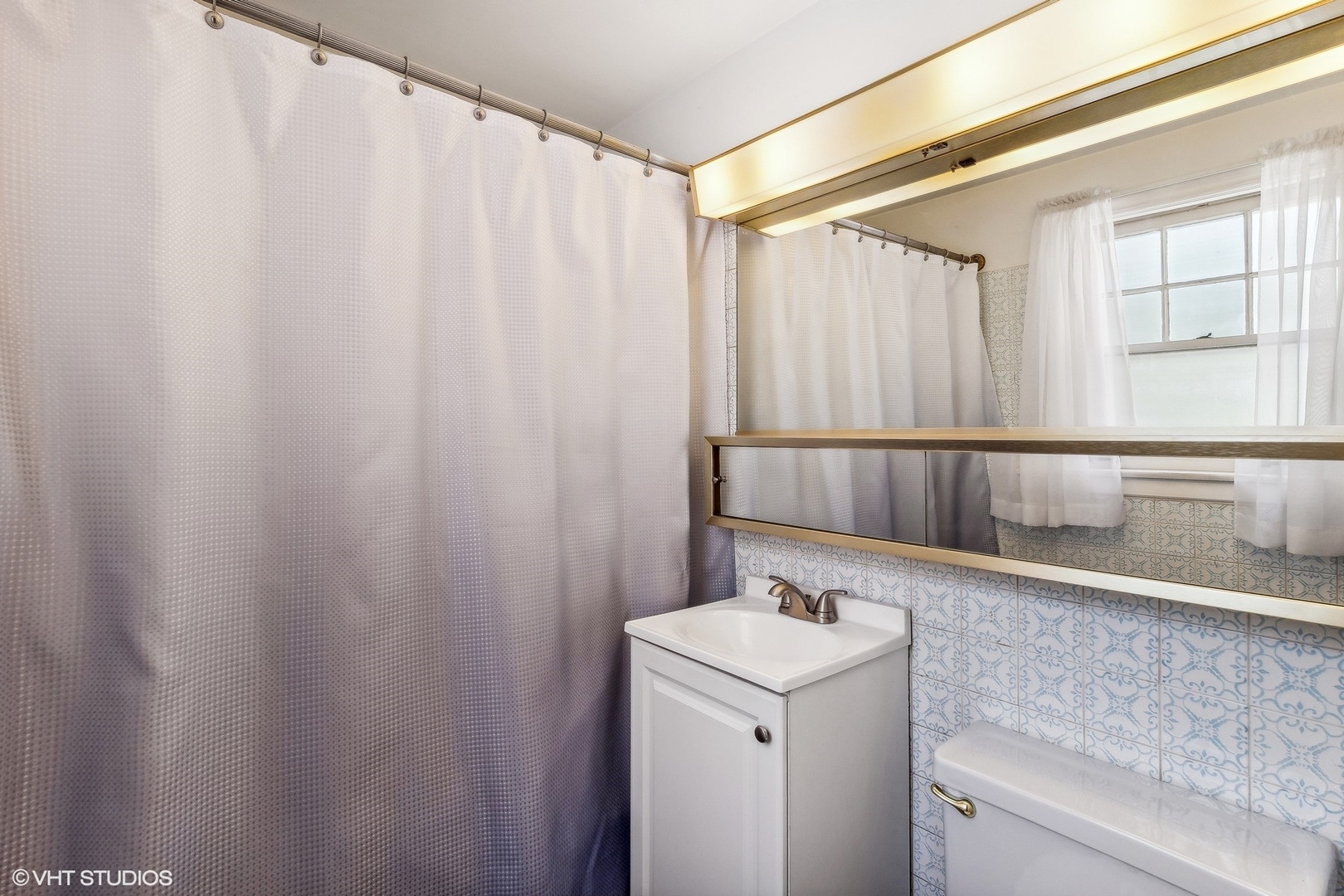 405 North Pine Street Mount Prospect, IL 60056 - Photo 12 of 22 a bathroom with a sink and a mirror