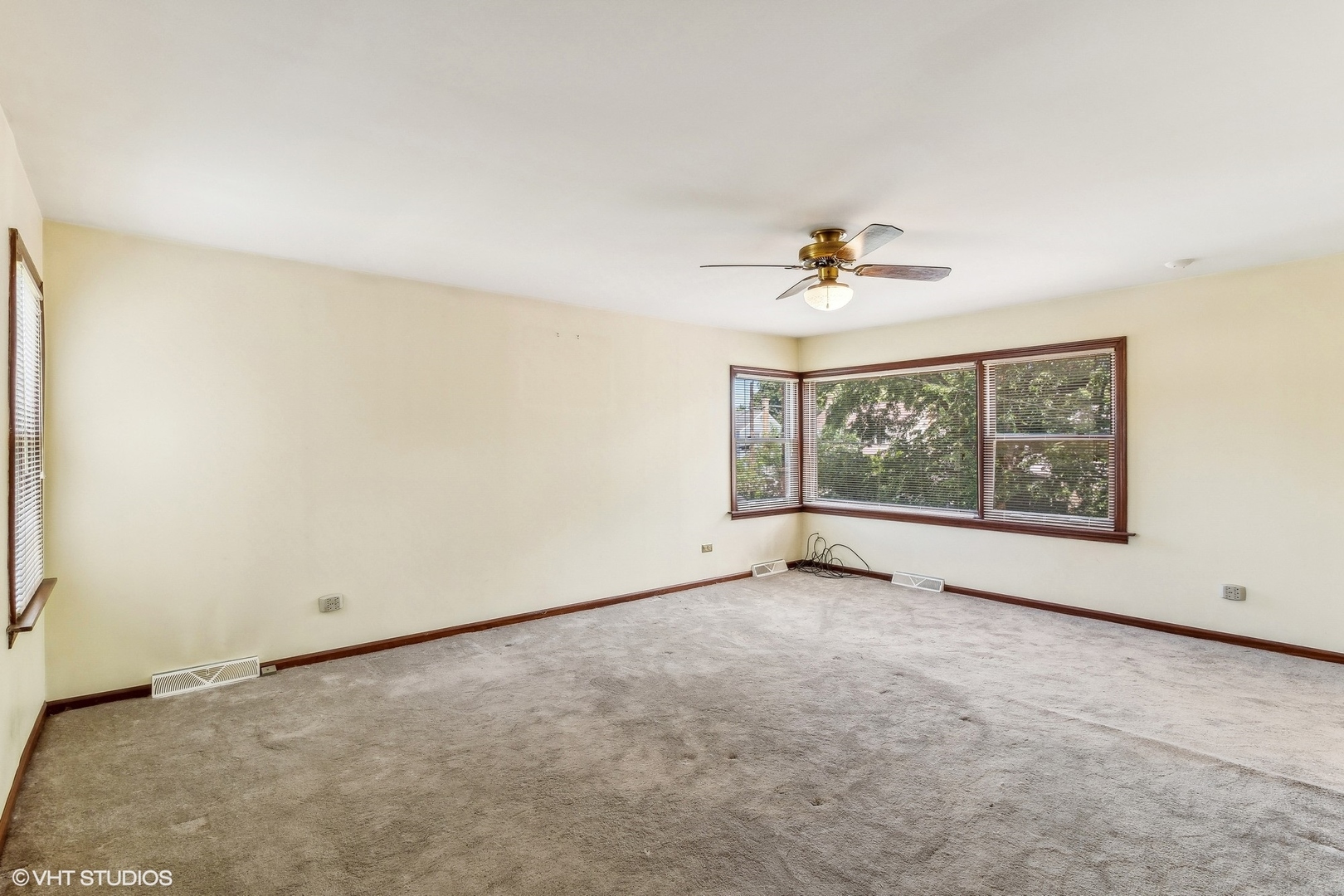 405 North Pine Street Mount Prospect, IL 60056 - Photo 13 of 22 an empty room with windows and ceiling fan
