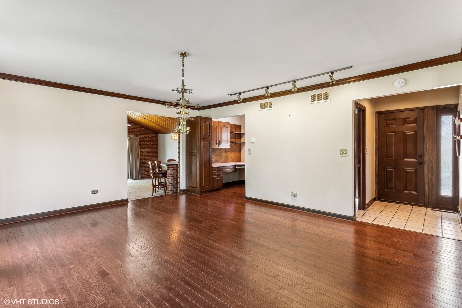 405 North Pine Street Mount Prospect, IL 60056 - Photo 4 of 22 a view of a livingroom with wooden floor