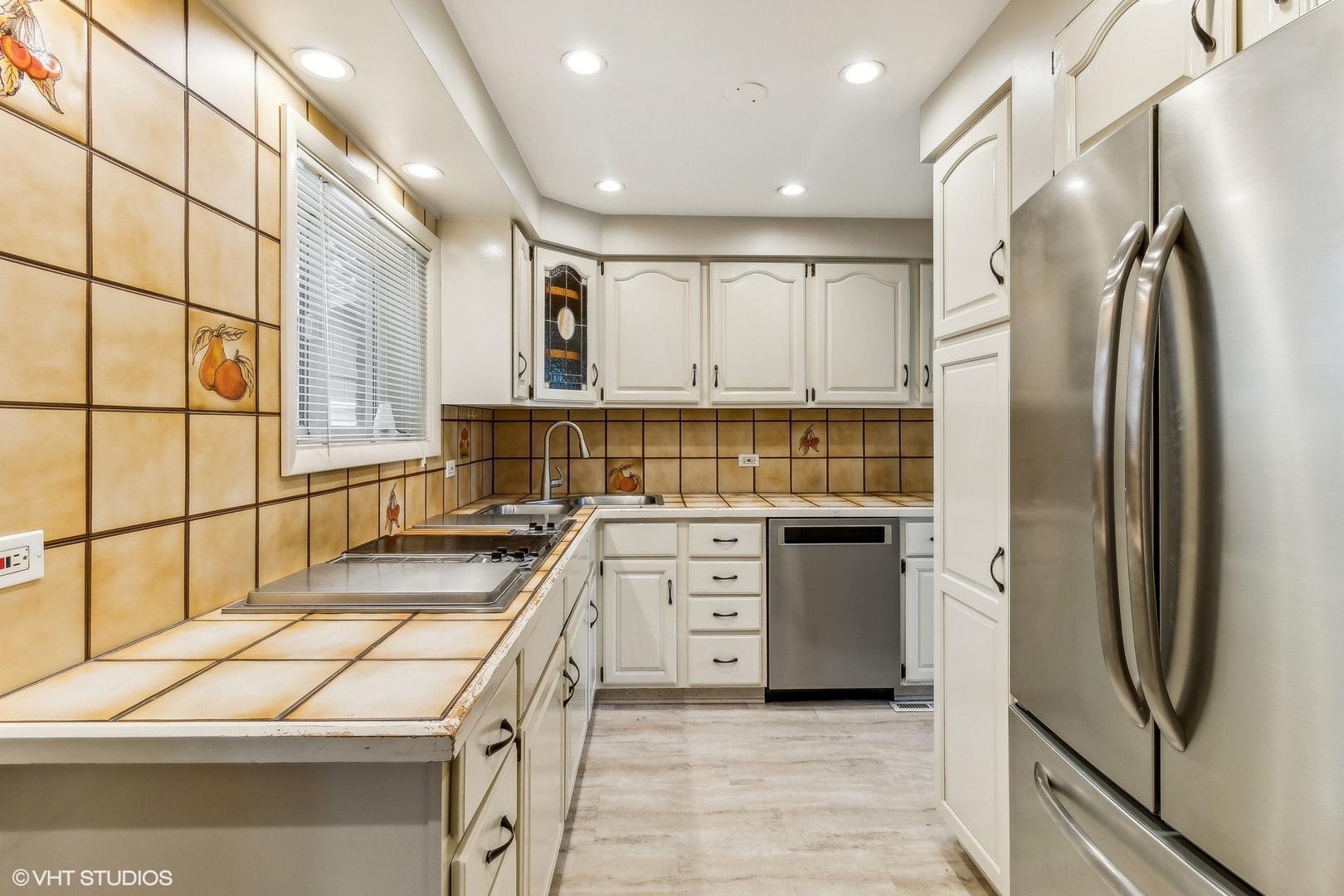 405 North Pine Street Mount Prospect, IL 60056 - Photo 7 of 22 a kitchen with a refrigerator and a stove