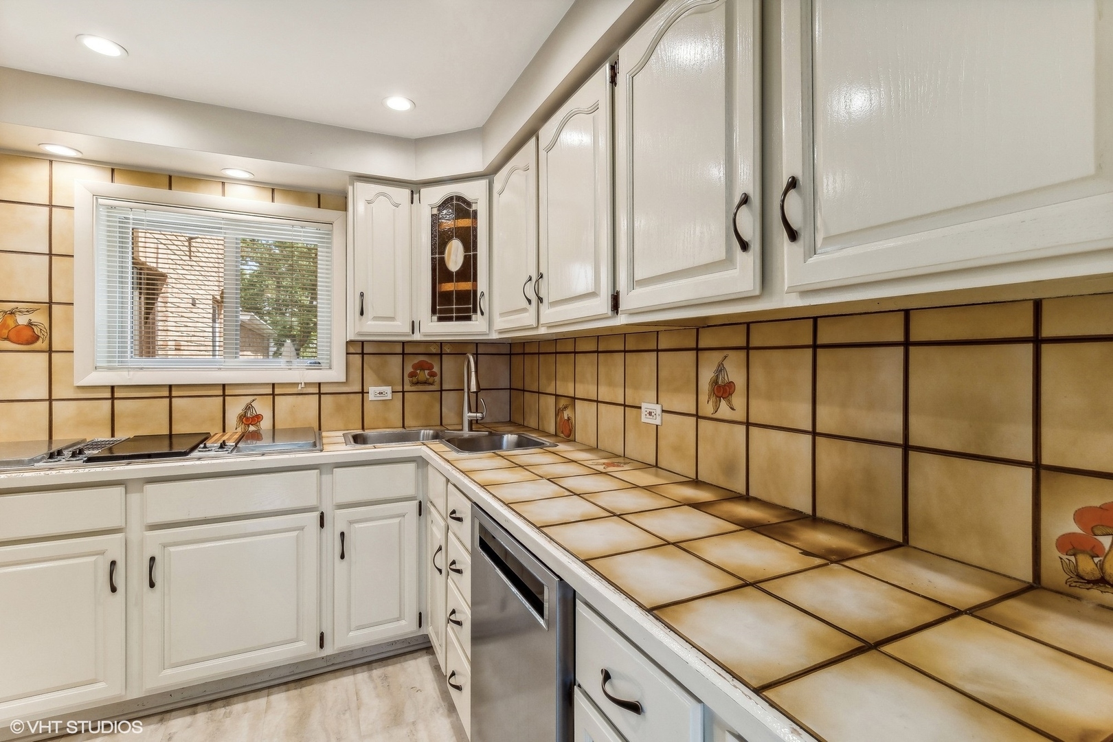 405 North Pine Street Mount Prospect, IL 60056 - Photo 8 of 22 a kitchen with a sink and cabinets