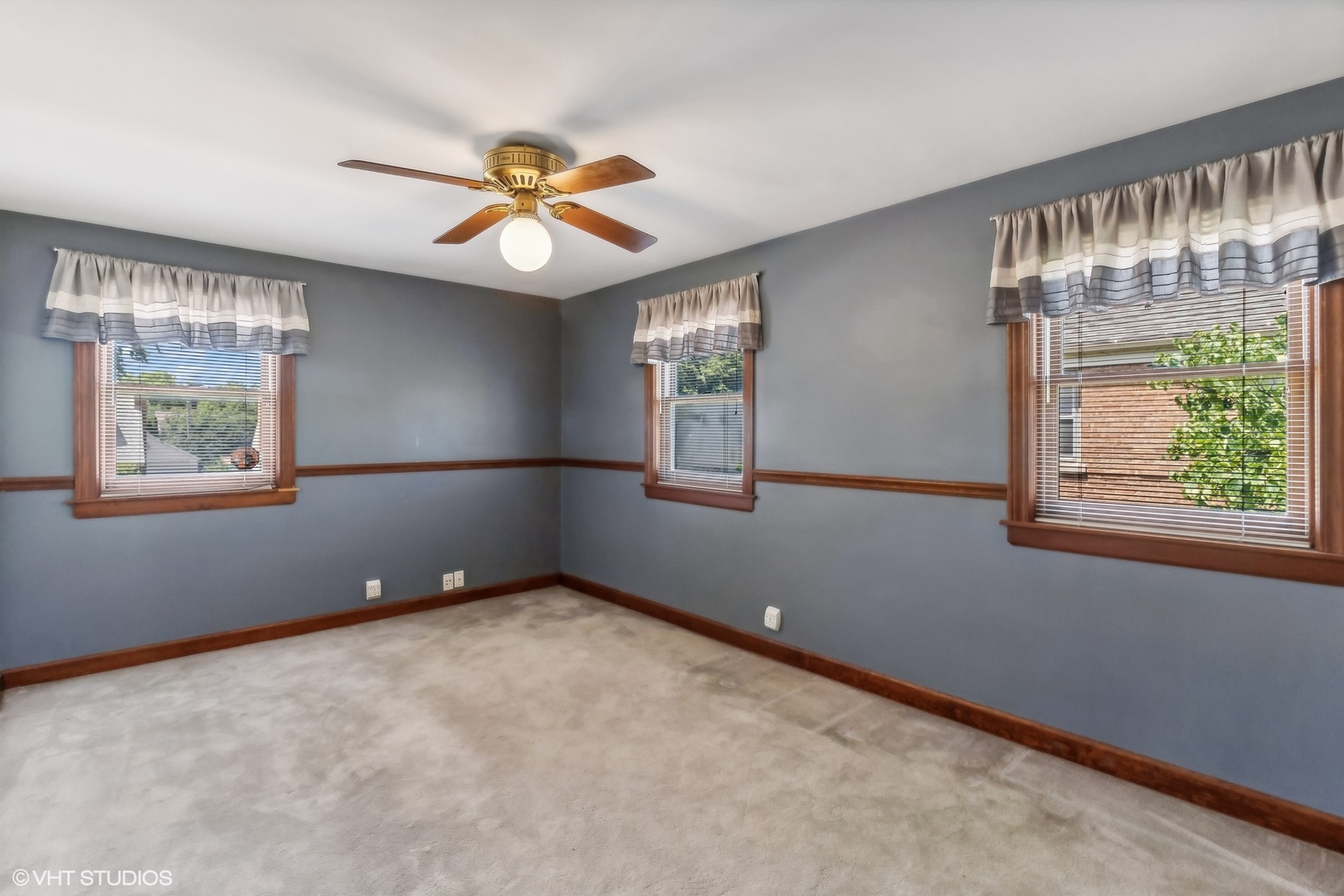 405 North Pine Street Mount Prospect, IL 60056 - Photo 10 of 22 an empty room with windows and fan