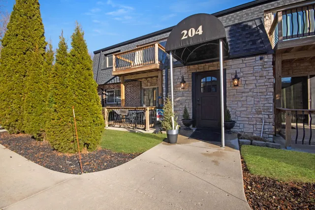 $425,000 | 204 Elmhurst Court, Unit 16, Williams Bay, WI 53191