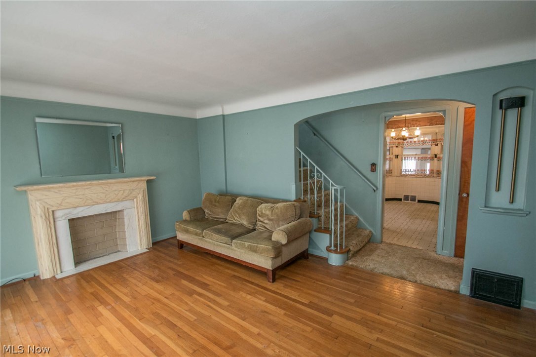 1524 Maplegrove Road Cleveland, OH 44121 - Photo 3 of 19