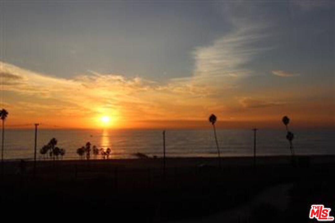 6832 Esplanade Playa del Rey, CA 90293 - Photo 4 of 6 Gallery Image 4