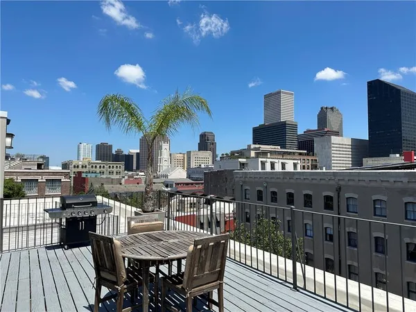 $2,000 | 330 Julia Street, Unit 205, New Orleans, LA 70130