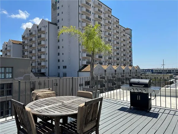 $2,000 | 330 Julia Street, Unit 205, New Orleans, LA 70130