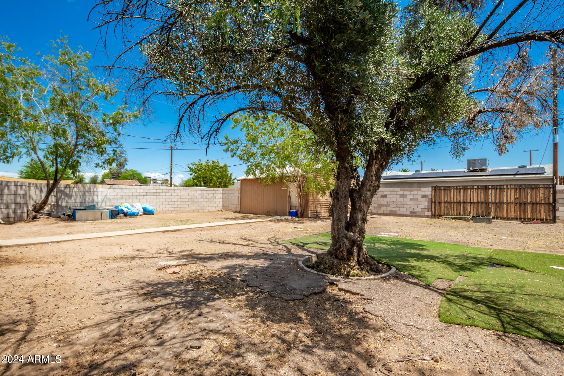 3845 North 15th Avenue Phoenix, AZ 85015 - Photo 27 of 28 a front view of a house with garden