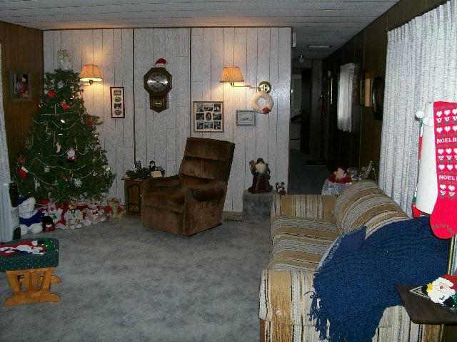 525 Rouse Road, Unit 35 Sunnyside, WA 98944 - Photo 3 of 6 a living room with furniture and a potted plant