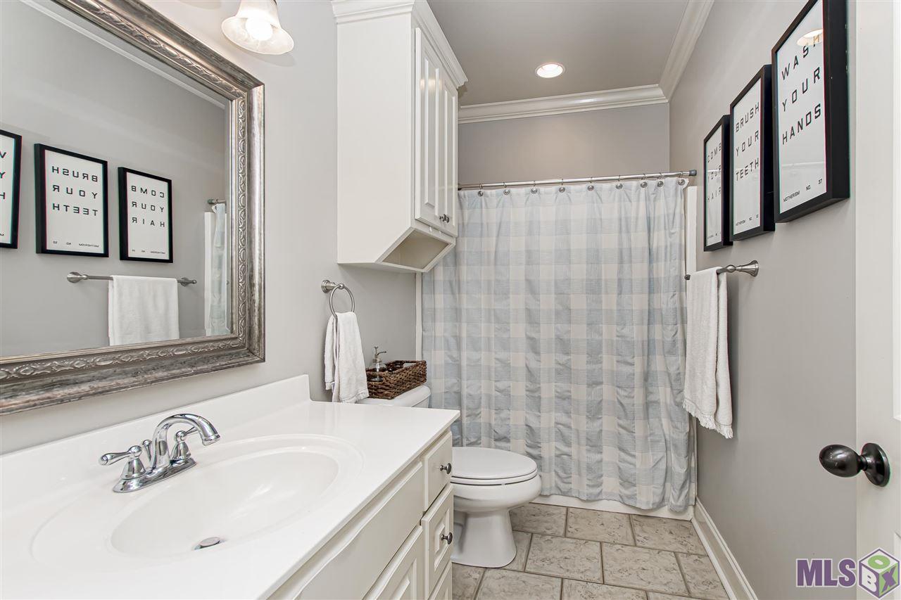 6168 Ridge Way Avenue Baton Rouge, LA 70817 - Photo 27 of 38 Hall Bathroom