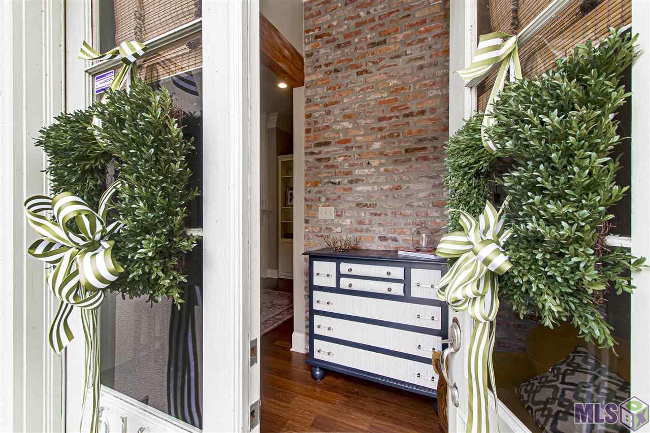 6168 Ridge Way Avenue Baton Rouge, LA 70817 - Photo 4 of 38 Entry Foyer with brick accent wall