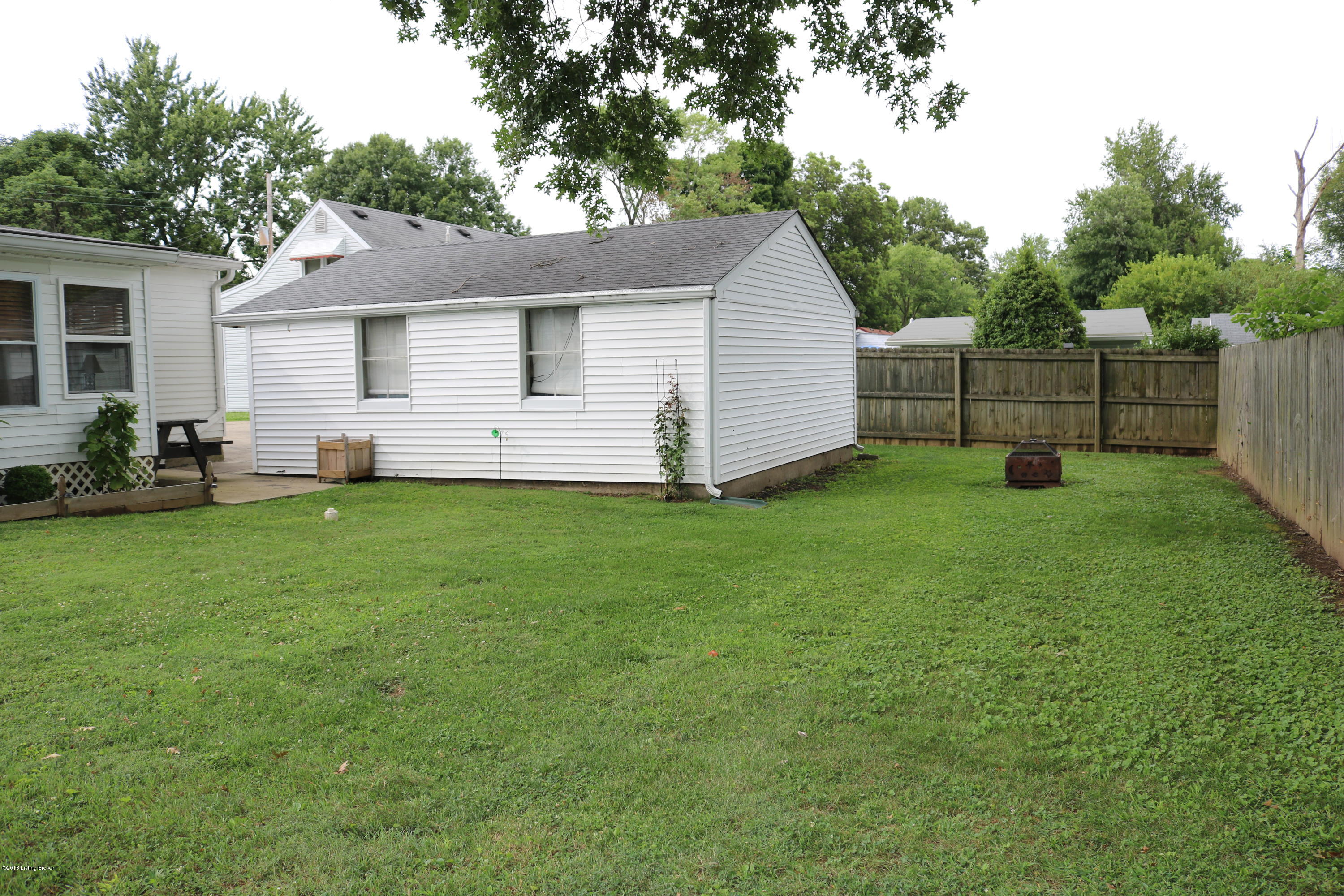 9411 Cornflower Road Louisville, KY 40272 - Photo 7 of 28 IMG_1685
