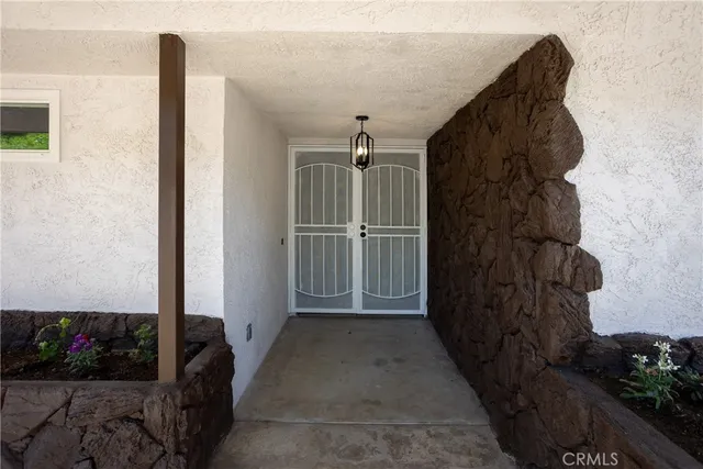 a view of entryway with garden