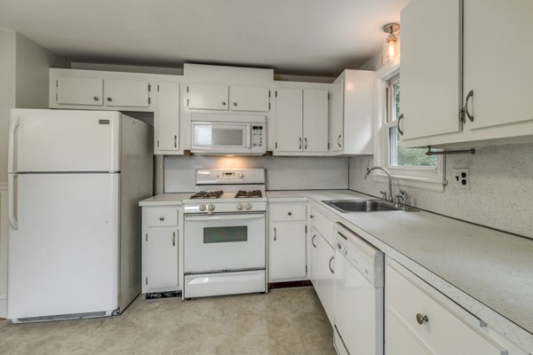 36 Ledge Hill Road Boston, MA 02132 - Photo 10 of 27 Gallery Image 10